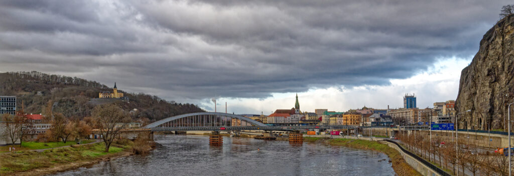 The Elbe flows through Ústí nad Labem in a panoramic picture showing Střekov Castle and the city.