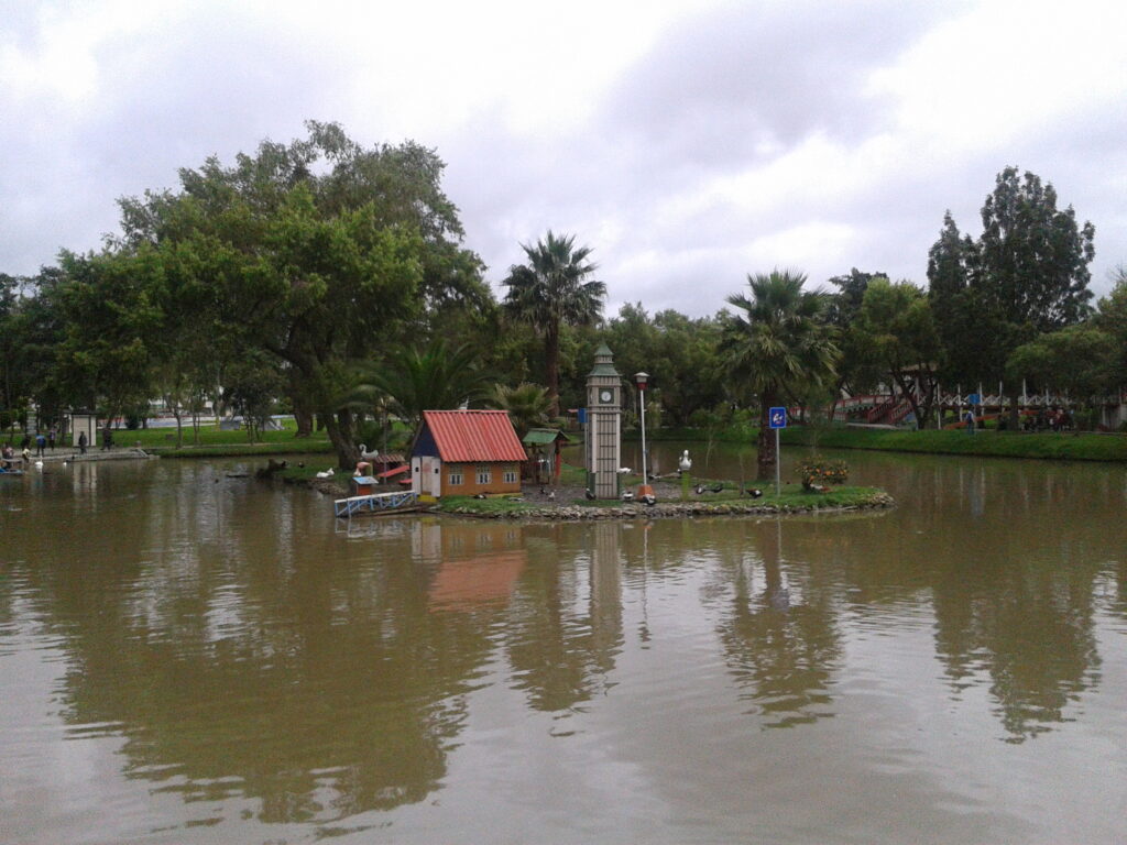The pond at Parque Recreacional Jipiro, with a small island showing buildings from London
