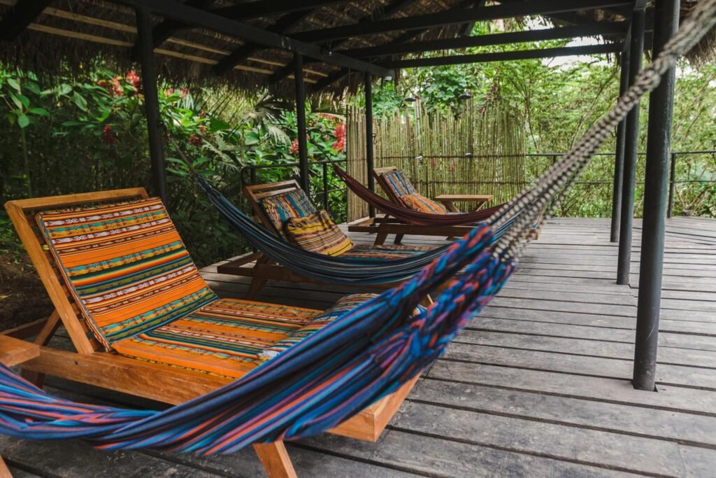 Hamacas y sillas en una terraza cubierta del Hamadryade Lodge, en el Amazonas