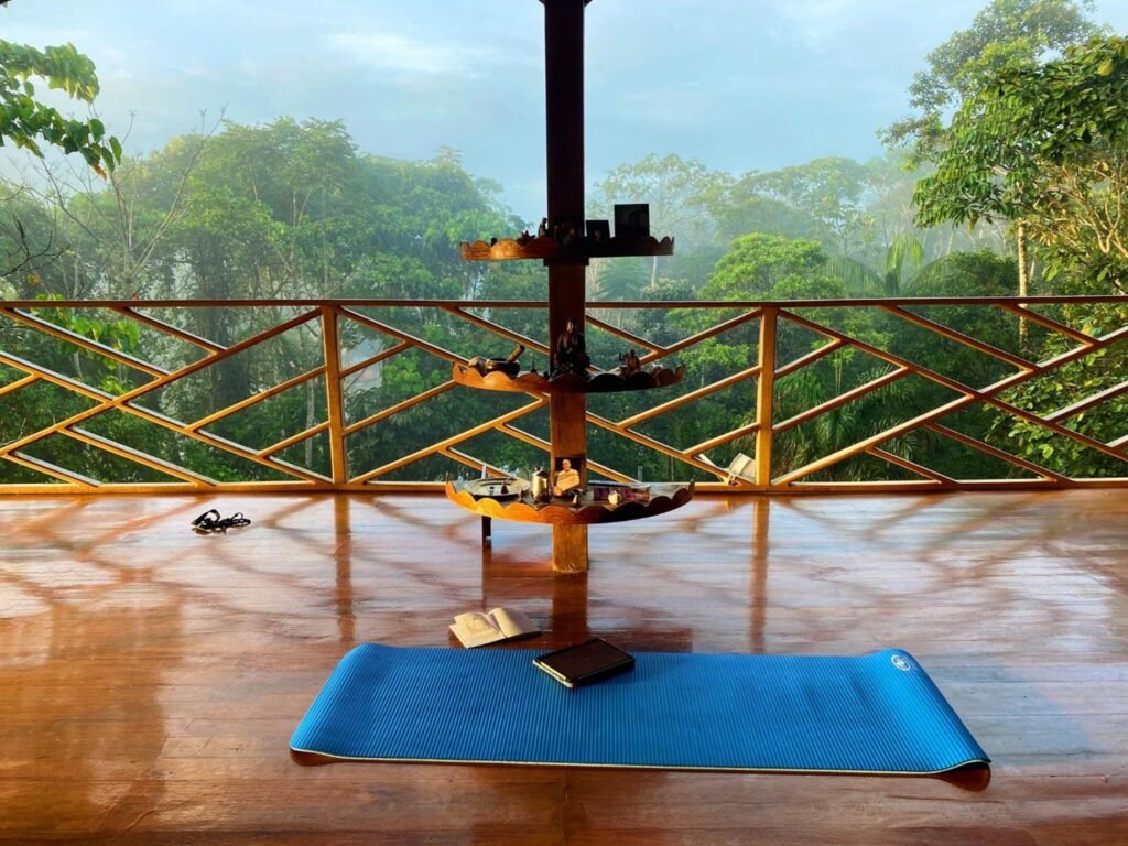 Una esterilla de yoga sobre un suelo de madera en el Wisdom Forest Lodge, en la Amazonía ecuatoriana