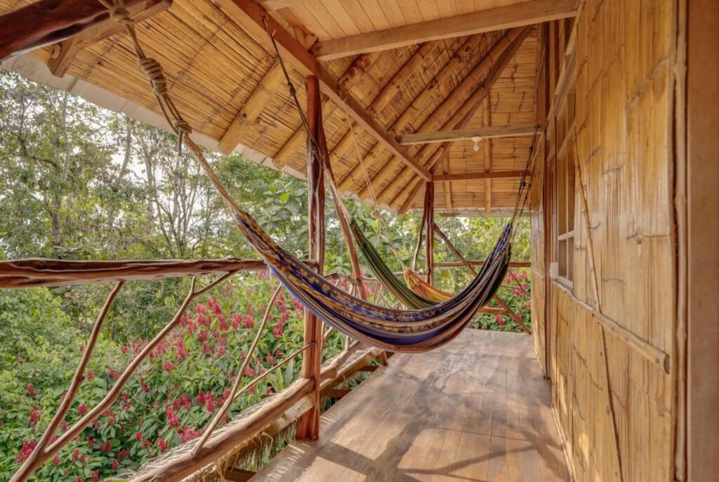Hay hamacas colgadas en un balcón del Hostal Pakay, en la Amazonía, Ecuador