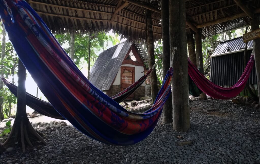 Hay hamacas colgadas en el campamento Jungle Roots, en la Amazonía ecuatoriana. Wheely Tyred Los mejores sitios para acampar en Tena