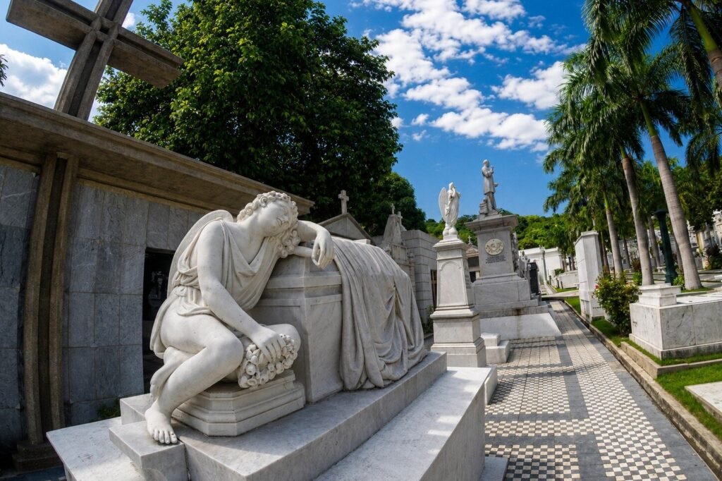 Statues and mausoleums in Cementerio Patrimonial de Guayaquil, Ecuador