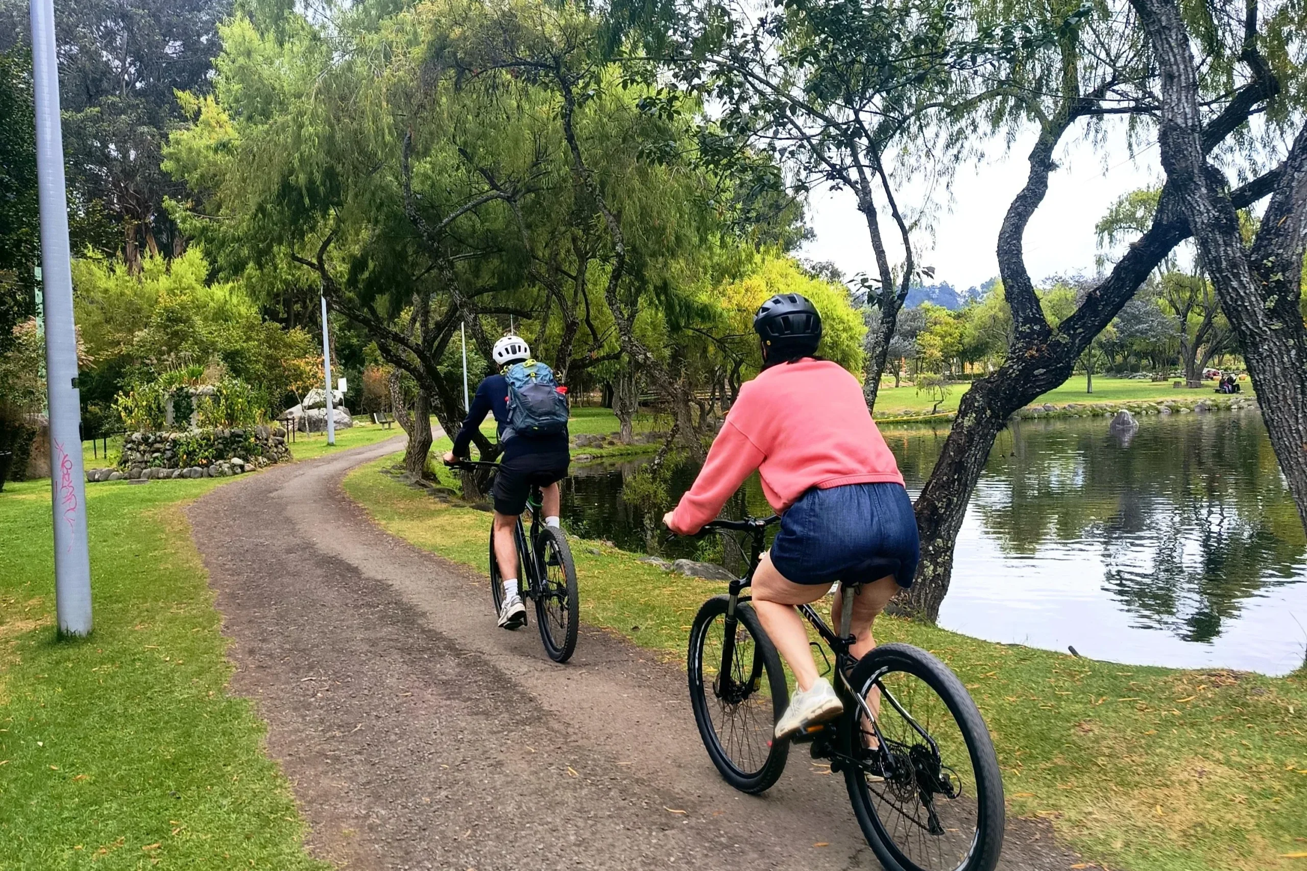 La gente va en bici por un sendero junto al río Tomebamba, en Cuenca (Ecuador)