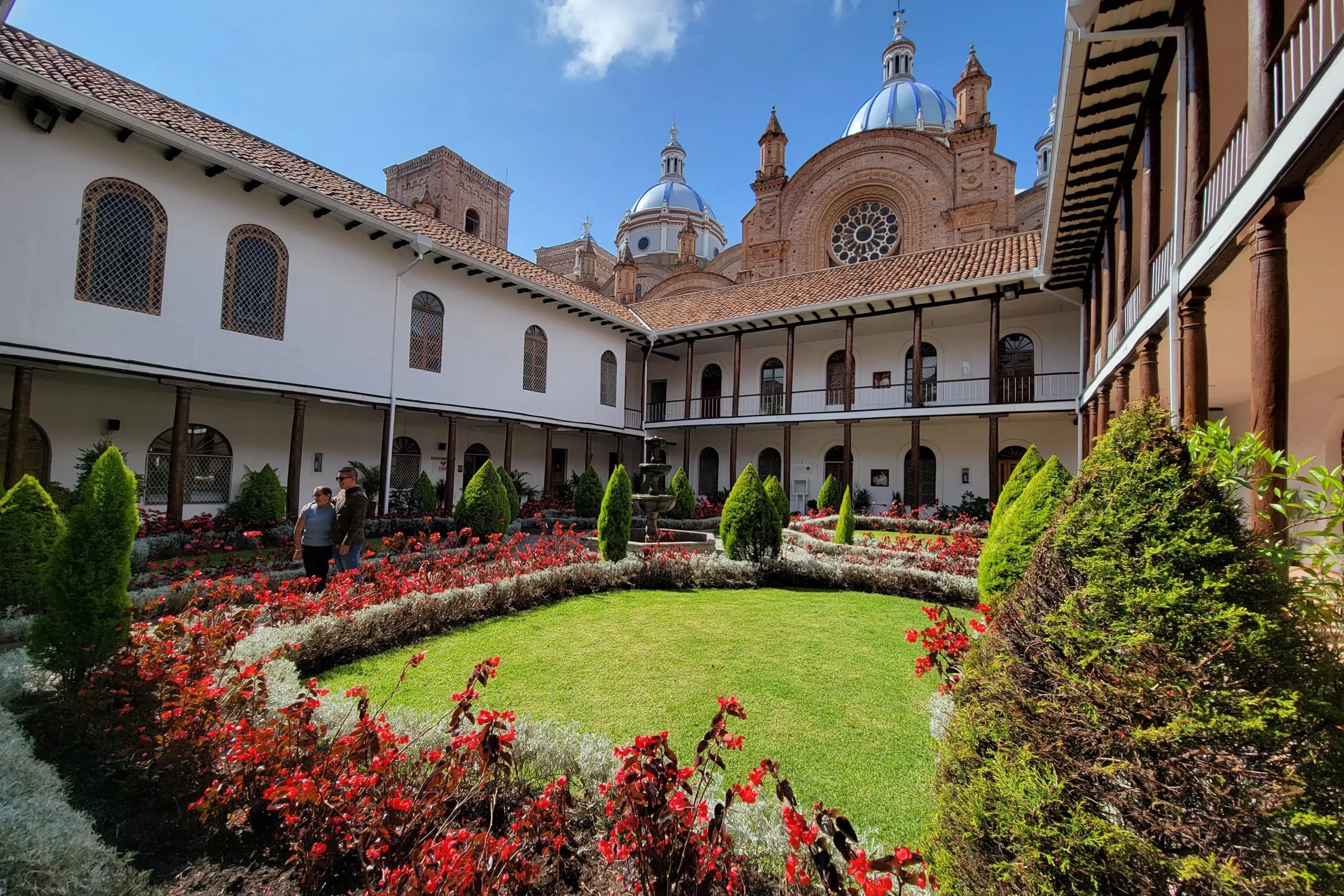 Un jardín con vistas a la segunda catedral de Cuenca, en Ecuador