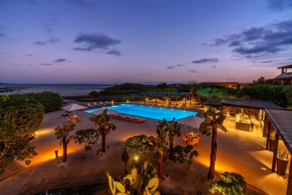 La piscina del Hotel Finch Bay al atardecer en las Islas Galápagos