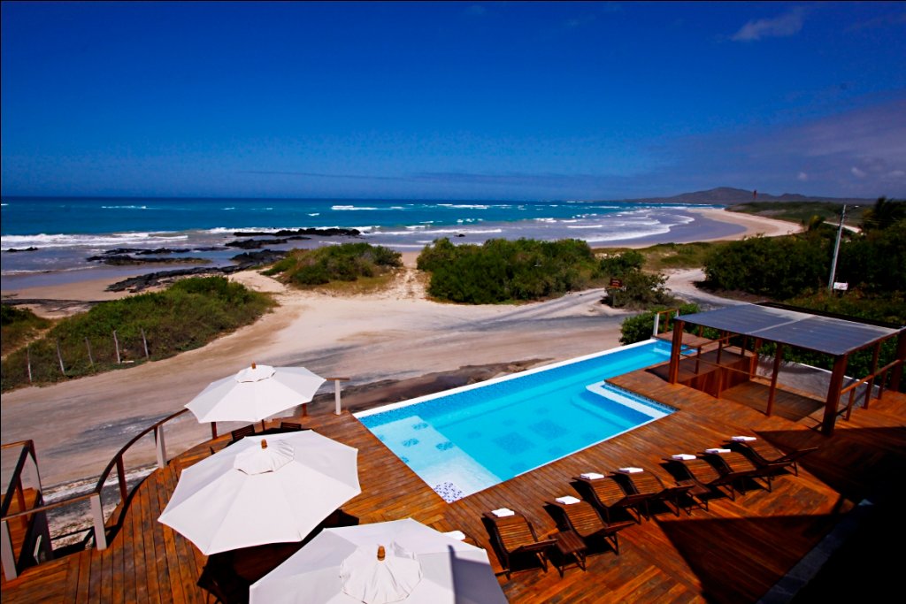 Una piscina del Hotel Iguana Crossing ofrece vistas a una playa de las Islas Galápagos